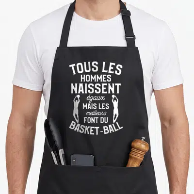 Tablier de cuisine noir avec inscription blanche sur le basket-ball et silhouettes de joueurs en train de tirer.