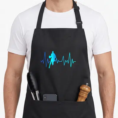 Tablier de cuisine noir avec silhouette bleue d'un joueur de basket-ball sur fond de ligne de rythme cardiaque.