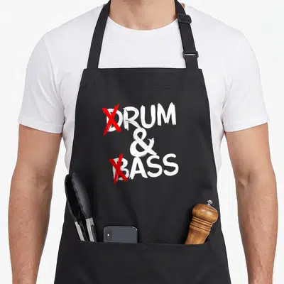 Tablier de cuisine noir avec inscription blanche Drum & Bass barrée de deux croix rouges vives sur le devant.