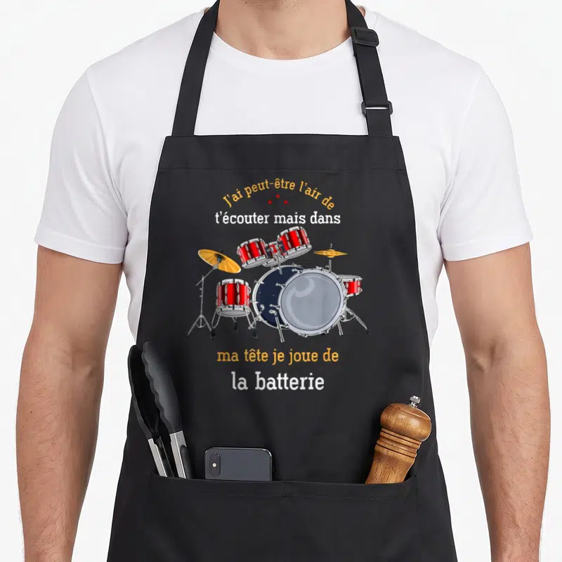 Tablier de cuisine noir avec illustration de batterie rouge et texte J'ai peut-être l'air de t'écouter mais dans ma tête je joue de la batterie