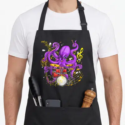 Tablier de cuisine noir avec un poulpe violet batteur jouant d'un set de batterie rouge et jaune.