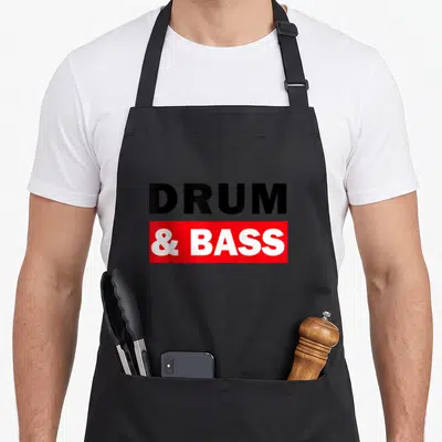 Tablier de cuisine noir avec inscription DRUM & BASS en noir et blanc sur fond rouge.