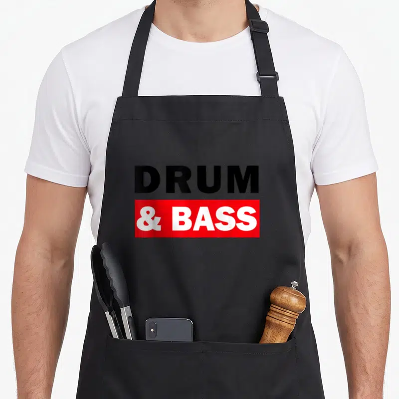 Tablier de cuisine noir avec inscription DRUM & BASS en noir et blanc sur fond rouge.