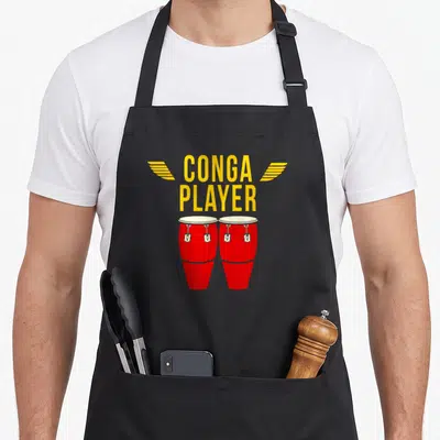 Tablier de cuisine noir avec deux congas rouges et l'inscription CONGA PLAYER en jaune.