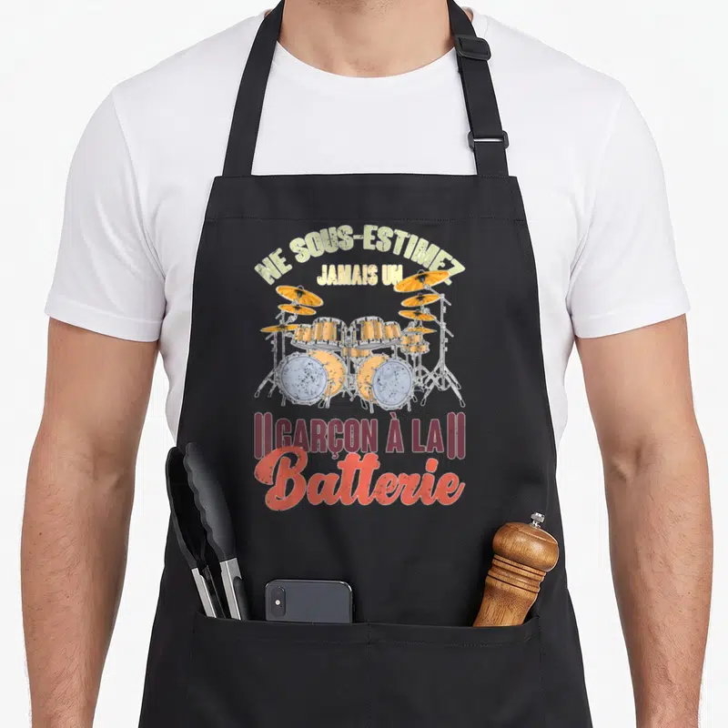 Tablier de cuisine noir avec illustration de kit de batterie doré et texte Ne sous-estimez jamais un garçon à la batterie.