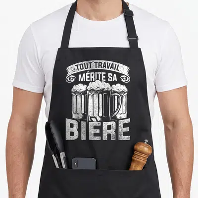 Tablier de cuisine noir avec trois verres de bière et texte tout travail mérite sa bière en blanc.