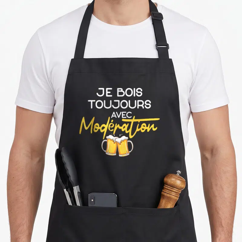 Tablier de cuisine noir avec l'inscription Je bois toujours avec modération et deux verres de bière s'entrechoquant en dessous.