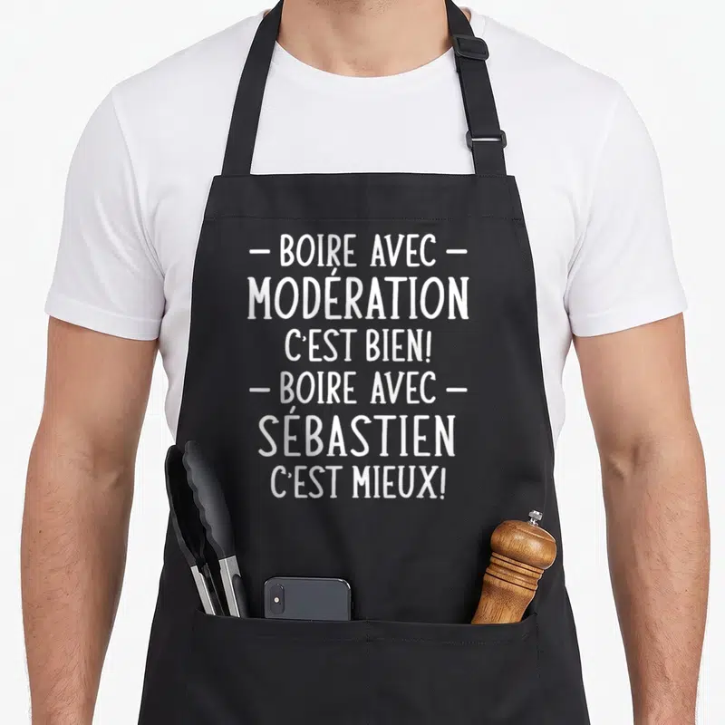Tablier de cuisine noir avec texte blanc humoristique sur la bière et le nom Sébastien en typographie stylisée.