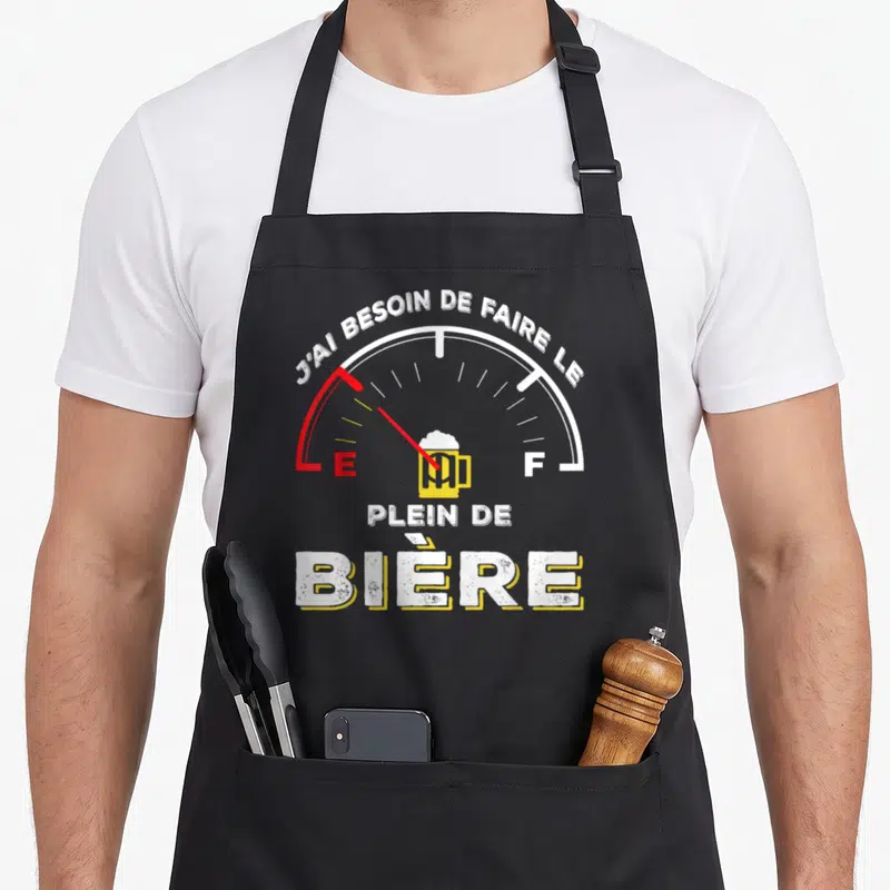 Tablier de cuisine noir avec jauge d'essence et mug de bière jaune illustrant un besoin de plein.