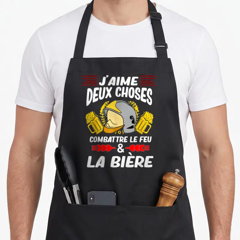 Tablier de cuisine noir avec un casque de pompier entouré de deux verres de bière et du texte J'aime deux choses combattre le feu et la bière.