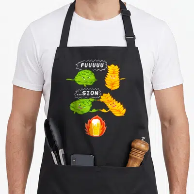 Tablier de cuisine noir avec illustration colorée d'un houblon vert et d'un malt jaune s'affrontant au-dessus d'une bière enflammée.