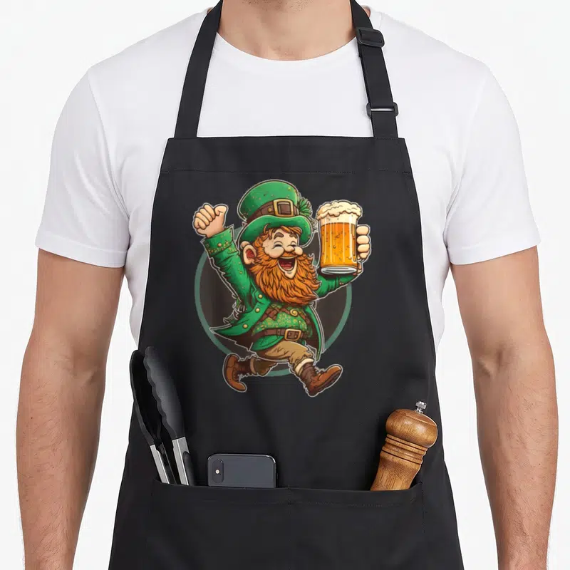 Tablier de cuisine noir avec illustration colorée d'un léprechaun souriant tenant une chope de bière.