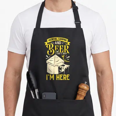 Tablier de cuisine noir avec illustration d'une tente blanche, d'une cornemuse jaune et du texte Beer That's Why I'm Here.