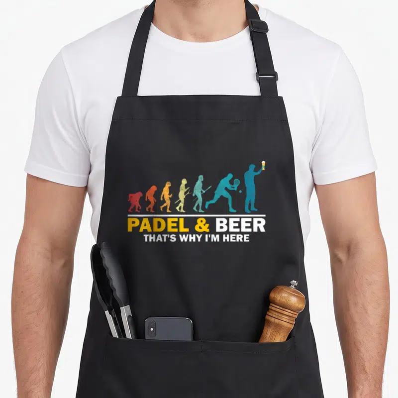 Tablier de cuisine noir avec silhouette évolutive couleur tenant une raquette de padel et un verre de bière en haut à droite.