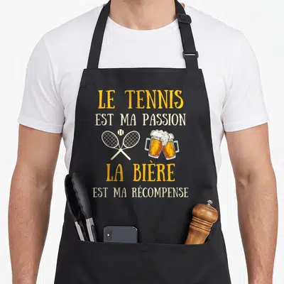 Tablier de cuisine noir avec inscription sur le tennis et la bière et illustrations de raquettes et verres.