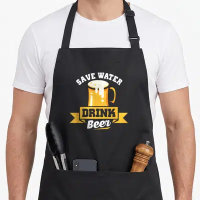 Tablier de cuisine noir avec un mug de bière doré et le texte Save Water Drink Beer en blanc et jaune.