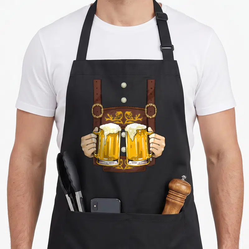 Tablier de cuisine noir avec illustration de bretelles en cuir et deux chopes de bière dorée se touchant au centre.