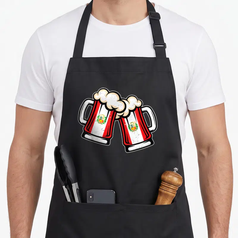 Tablier de cuisine noir avec deux mugs de bière au drapeau du Pérou en toast.