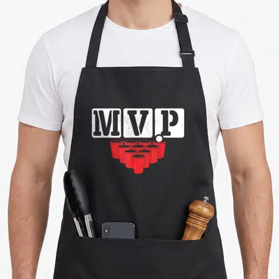 Tablier de cuisine noir avec inscription MVP et gobelets rouges en triangle.