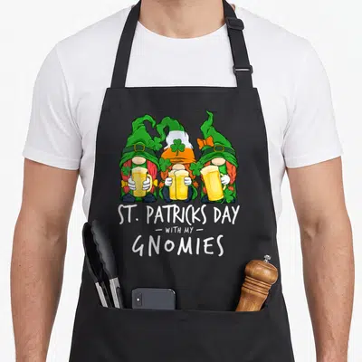 Tablier de cuisine noir avec trois gnomes tenant des verres de bière et le texte St Patricks Day With My Gnomies.