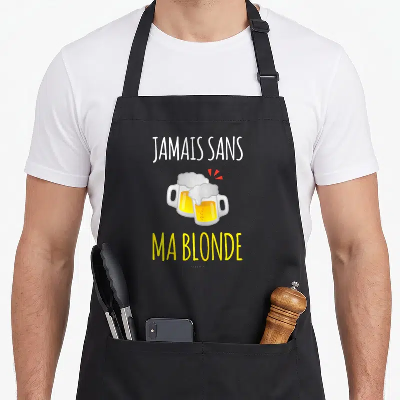 Tablier de cuisine noir avec deux verres de bière et le texte Jamais sans ma blonde imprimé en blanc et jaune.