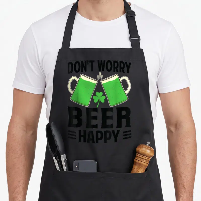 Tablier de cuisine noir avec deux verres de bière verte s'entrechoquant et le texte Don't Worry Beer Happy
