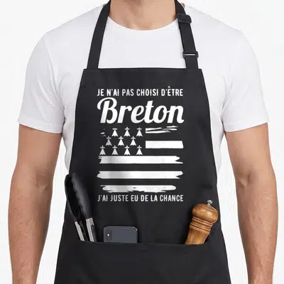Tablier de cuisine noir avec l'inscription Je n'ai pas choisi d'être Breton et une version stylisée du drapeau breton en blanc.