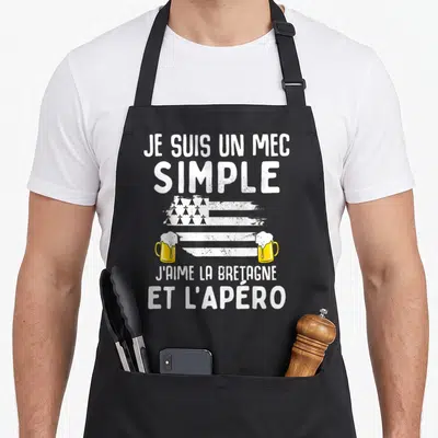 Tablier de cuisine noir avec texte blanc et deux verres de bière jaune sur fond de drapeau breton stylisé