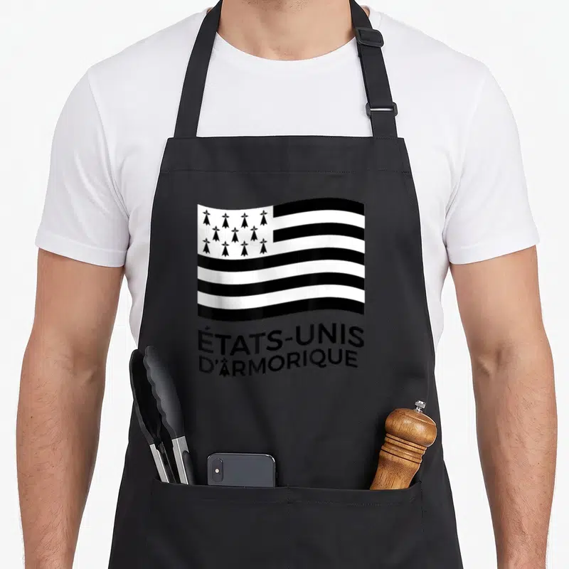 Tablier de cuisine noir avec une illustration ondulée des États-Unis d'Armorique et le texte imprimé en dessous.
