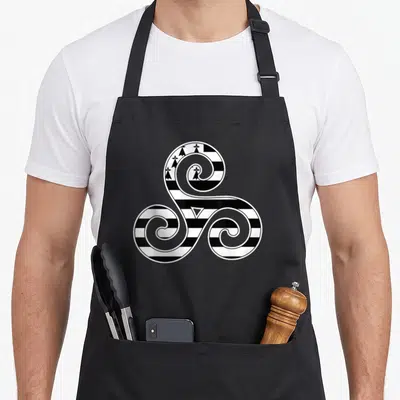 Tablier de cuisine noir avec un grand triskèle gwenn ha du aux bandes et hermines.