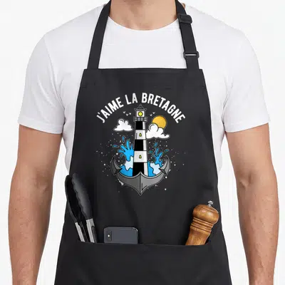 Tablier de cuisine noir avec illustration d'un phare, d'une ancre, de vagues bleues et du texte J'aime la Bretagne en arc de cercle.