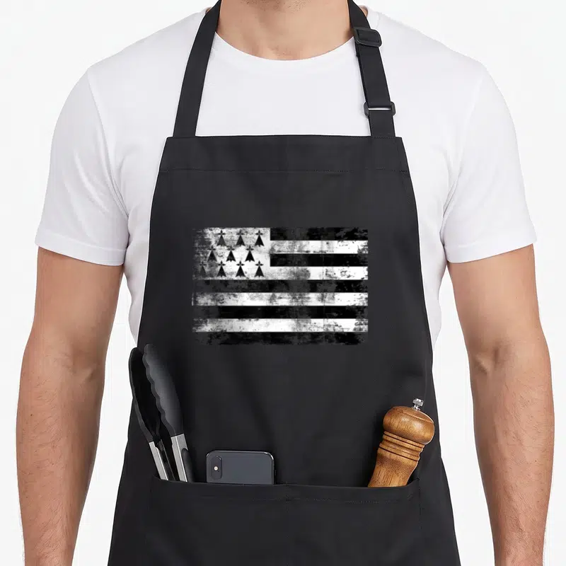 Tablier de cuisine noir avec le drapeau Bretagne vintage en noir et blanc effet usé.