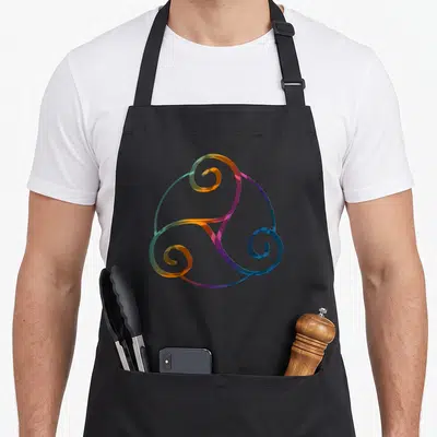 Tablier de cuisine noir avec un triskèle multicolore en éventail triple spirale au centre du torse.