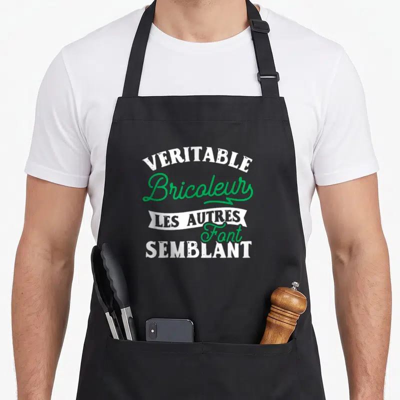 Tablier de cuisine noir avec inscription typographique verte et blanche sur fond gris