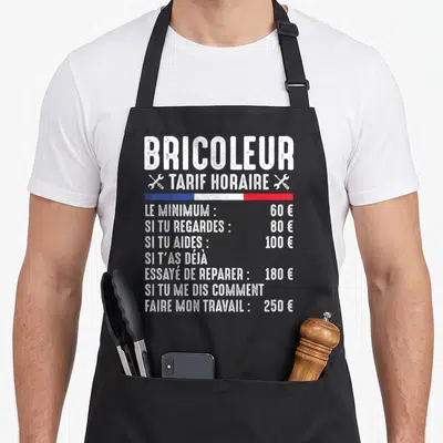 Tablier de cuisine noir avec le tarif horaire du bricoleur et une barre tricolore française imprimés en blanc.