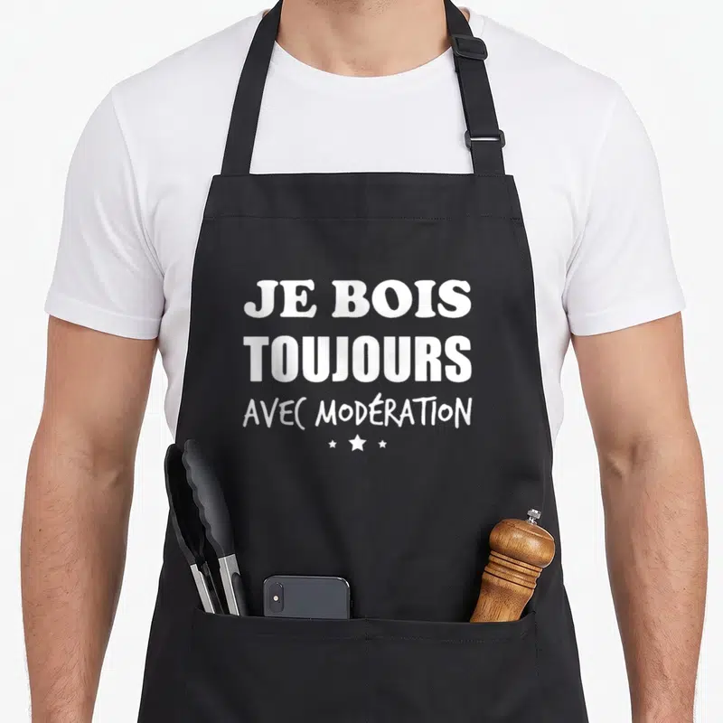 Tablier de cuisine noir avec l'inscription Je bois toujours avec modération et trois étoiles blanches sous le texte.
