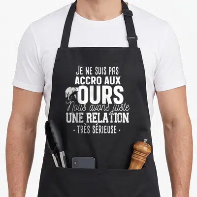 Tablier de cuisine noir avec un ourson brun et le texte blanc Je ne suis pas accro aux ours.