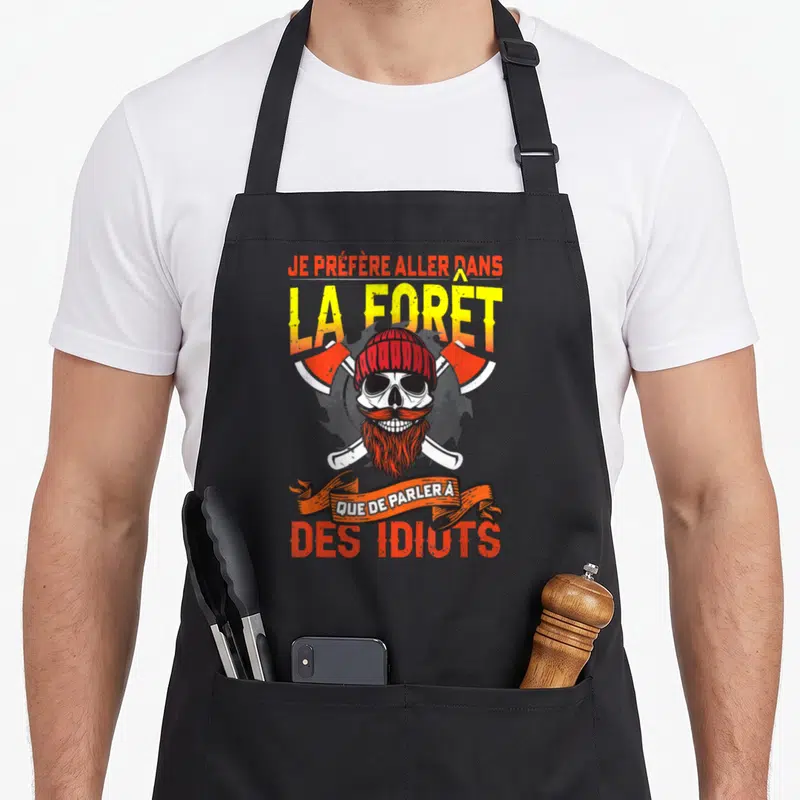 Tablier de cuisine noir avec un crâne à barbe rouge et deux haches croisées derrière.