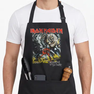 Tablier de cuisine noir avec illustration d'Eddie rouge et blanc sous le logo Iron Maiden en lettres rouges.