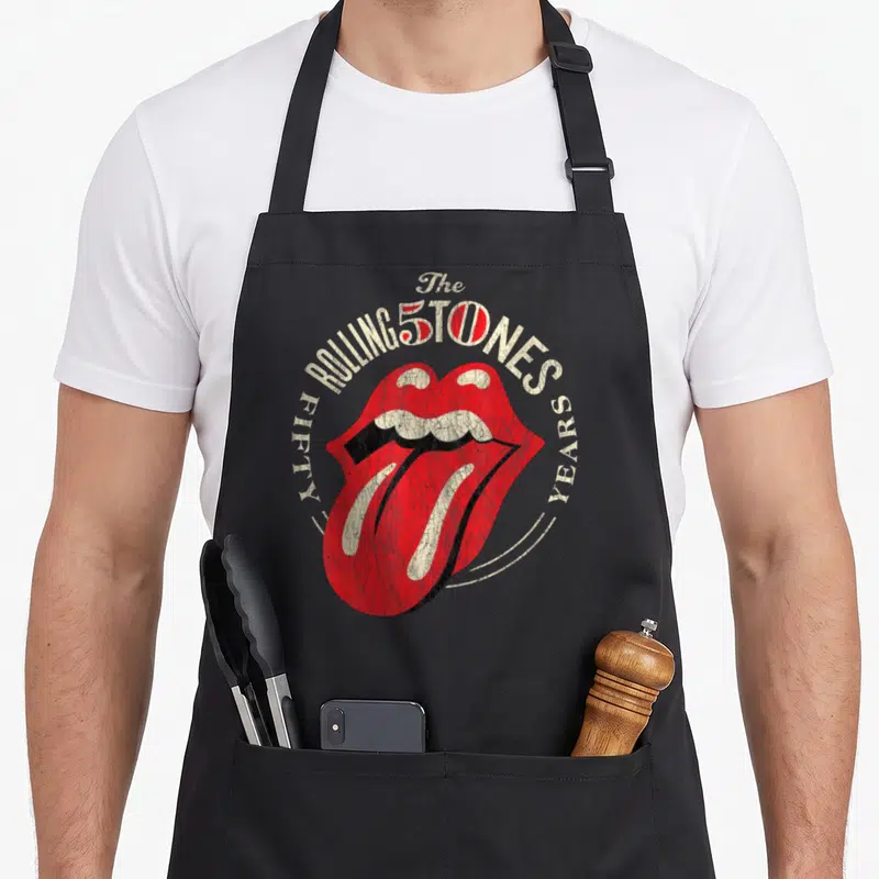 Tablier de cuisine noir avec l'icône des lèvres rouges et le texte Fifty Years des Rolling Stones.