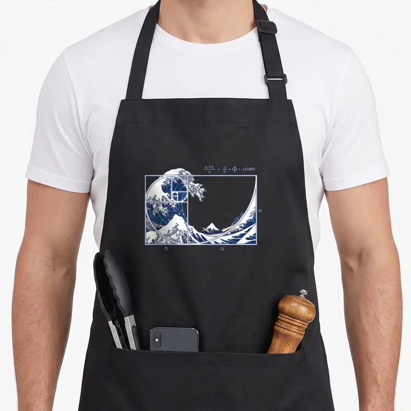 Tablier de cuisine noir avec une illustration fusionnant une onde japonaise classique et une spirale dorée mathématique.