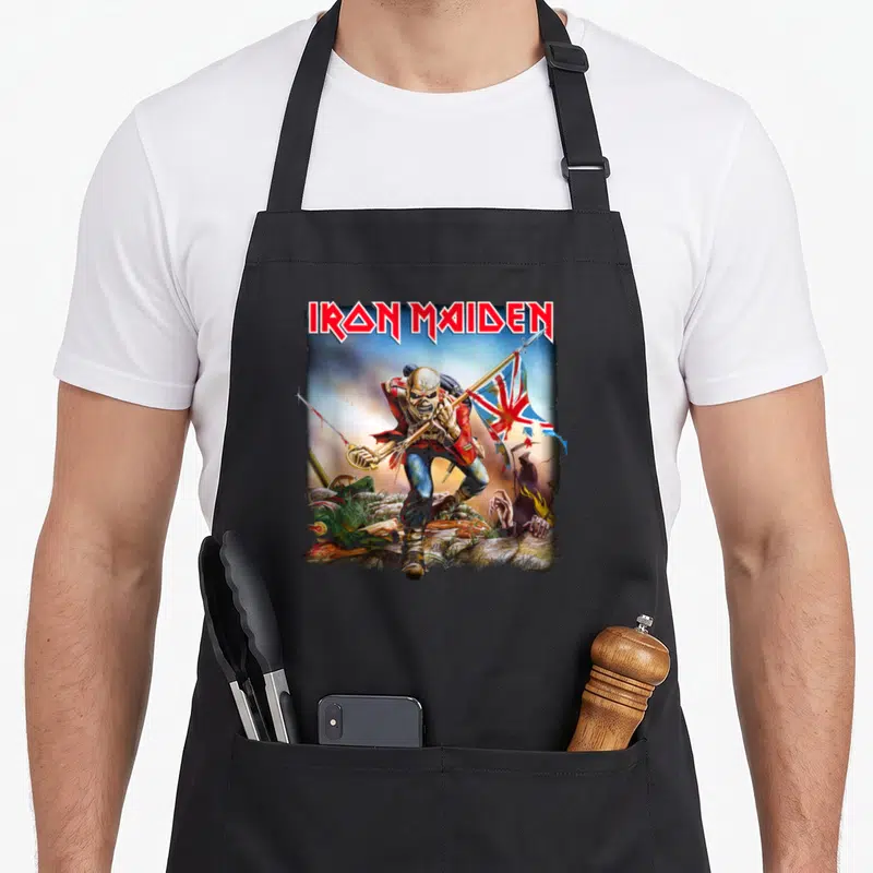Tablier de cuisine noir avec illustration colorée du cavalier squelettique d'Iron Maiden tenant un drapeau et une arme.