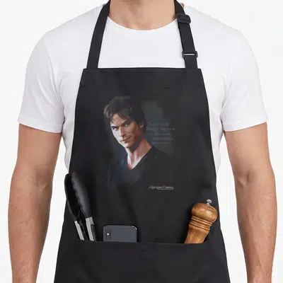 Tablier de cuisine noir avec portrait de Damon Salvatore et citation Sometimes en arrière-plan estompé.