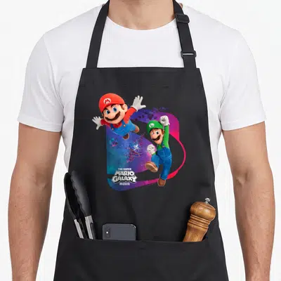 Tablier de cuisine noir avec Mario et Luigi en train de voler devant un fond galactique coloré.