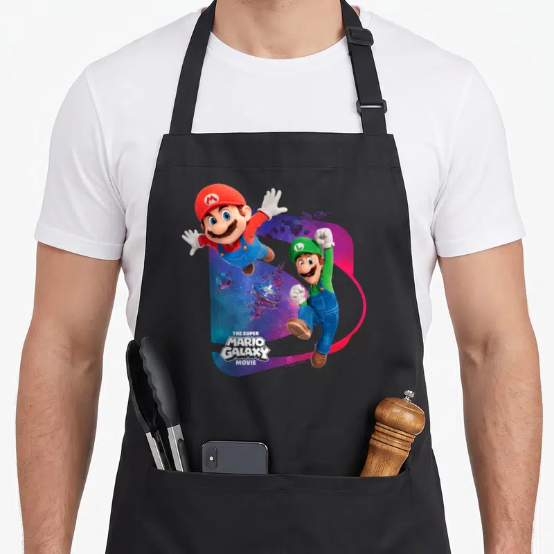 Tablier de cuisine noir avec Mario et Luigi en train de voler devant un fond galactique coloré.