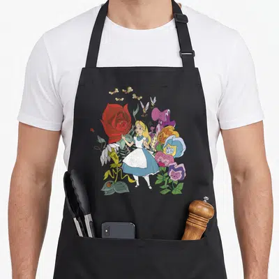 Tablier de cuisine noir avec Alice au milieu de roses rouges et de papillons colorés style vintage.