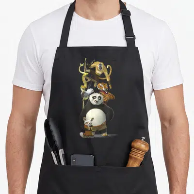 Tablier de cuisine noir avec l'illustration colorée de Po et des Cinq Furies en pose de groupe.