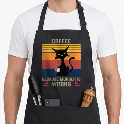 Tablier de cuisine noir avec un chat noir aux yeux jaunes tenant une tasse de café sur fond de bandes colorées vintage.