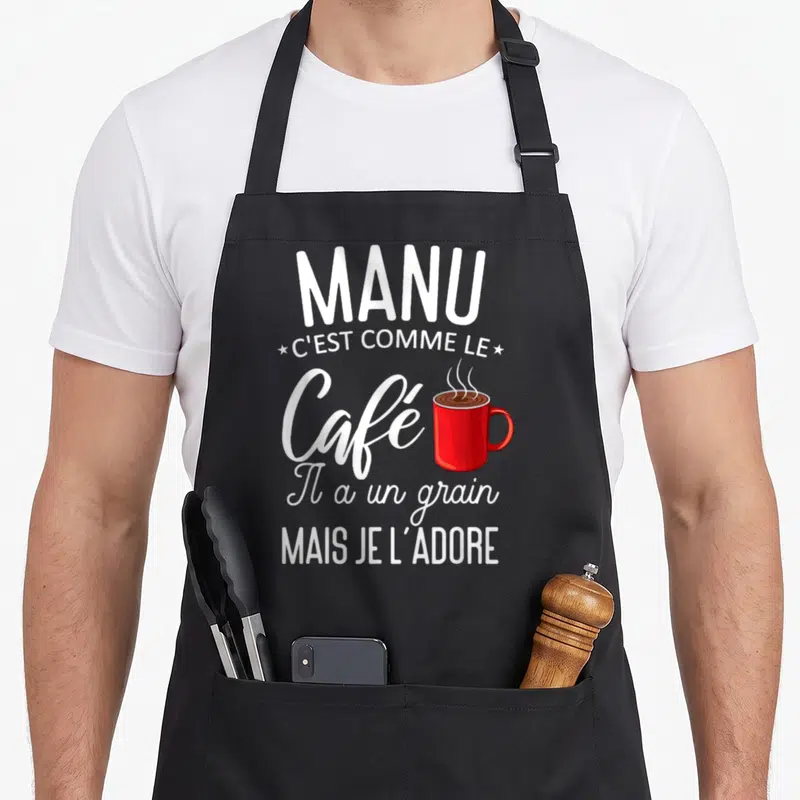 Tablier de cuisine noir avec une illustration de tasse rouge et texte blanc sur fond uni.