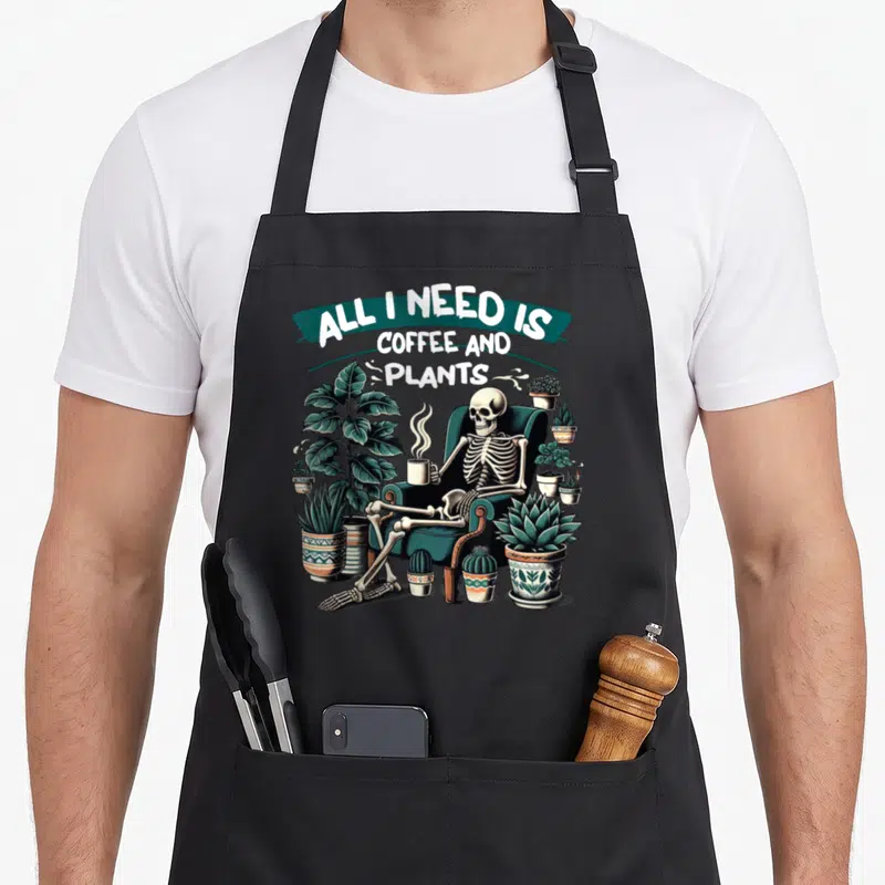 Tablier de cuisine noir avec un squelette tenant une tasse de café au milieu de plusieurs plantes en pot aux pots décorés.
